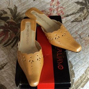 NEW Mombo Italiano leather slide heels in a size 5